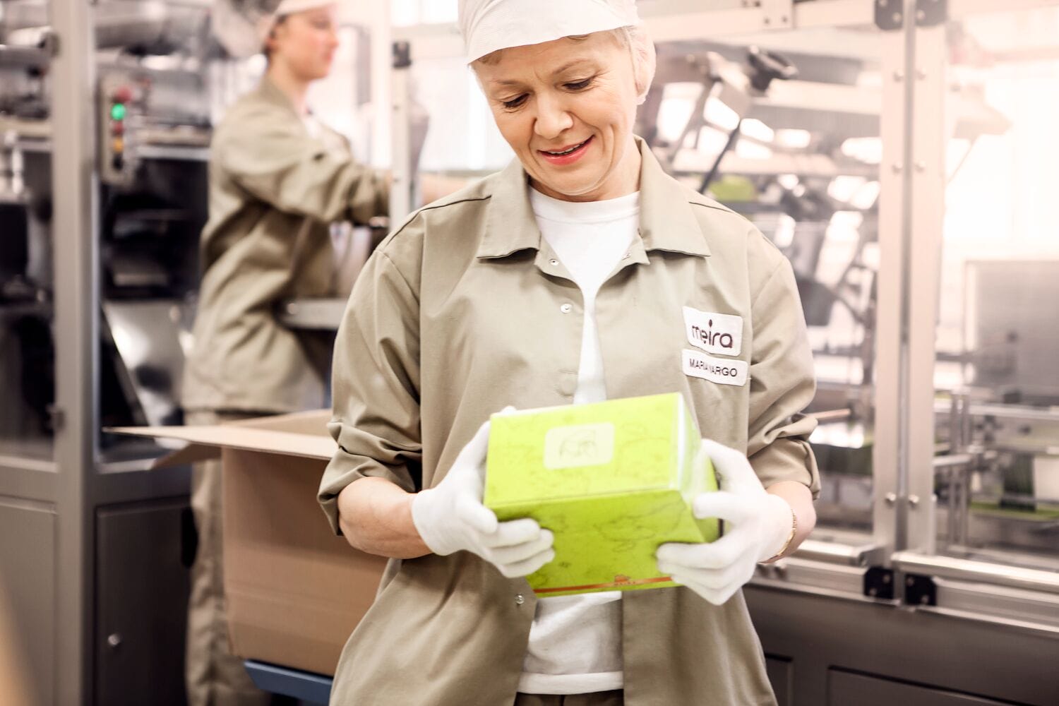 Meira food production has Lindström workwear that meets hygiene standards and regulations.