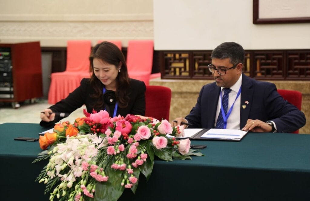 Shanshan Liu from Yuan Tong Hui Energy Technology signed a renewable energy contract with Anupam Chakrabarty