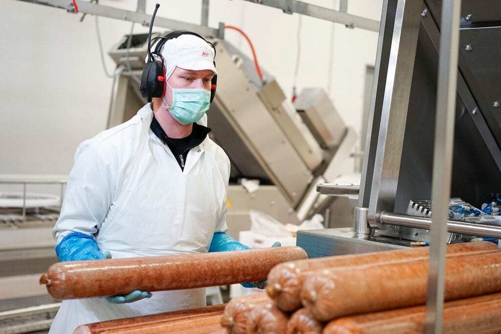 U farmaceutskoj i prehrambenoj industriji radna odela ujedno štite i zaposlenog i sam proizvod od mogućih higijenskih rizika.