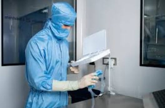 The Ultimate Guide to Cleanroom Garments: Ensuring Safety and Compliance in Controlled Environments 