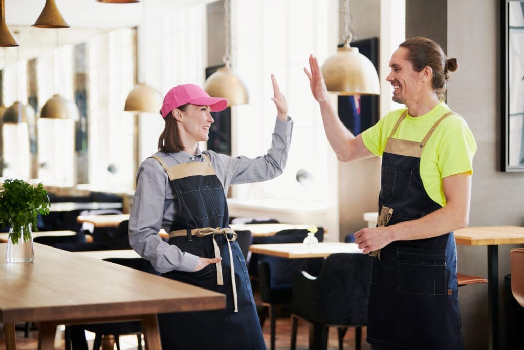 Vi erbjuder ett brett utbud av arbetskläder för hotell, restauranger och caféer: servitörsskjortor, västar och blusar, kockrockar, byxor och förkläden.